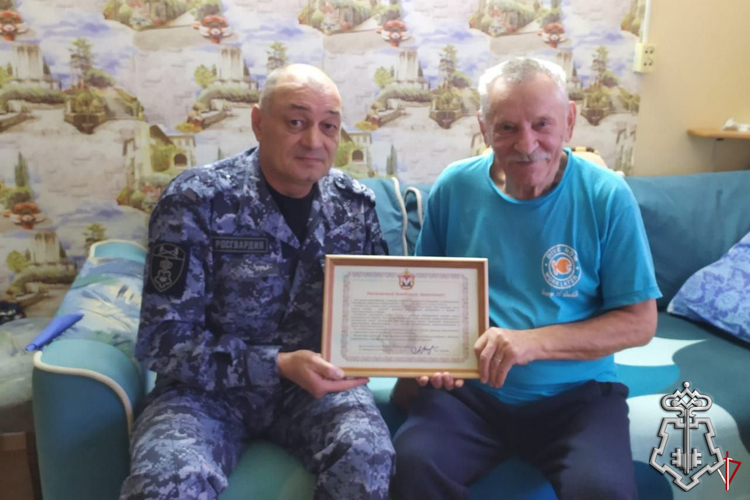 Росгвардейцы из Удмуртии поздравили ветерана войск правопорядка с праздником