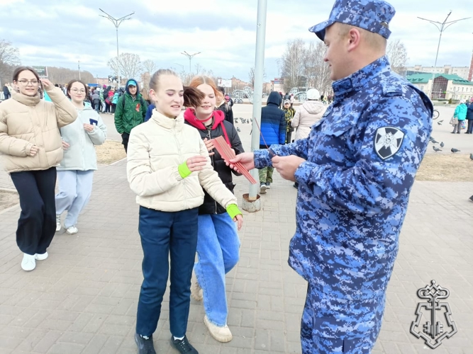 Сотрудники Росгвардии в Удмуртии принимают участие в акции «Георгиевская лента»