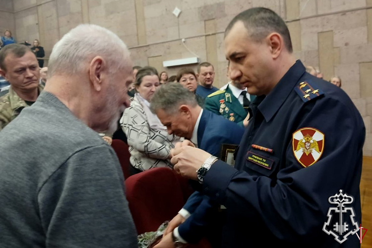 В Удмуртии заместитель начальника территориального Управления Росгвардии вручил ветерану войск правопорядка медаль к 80-летию Победы