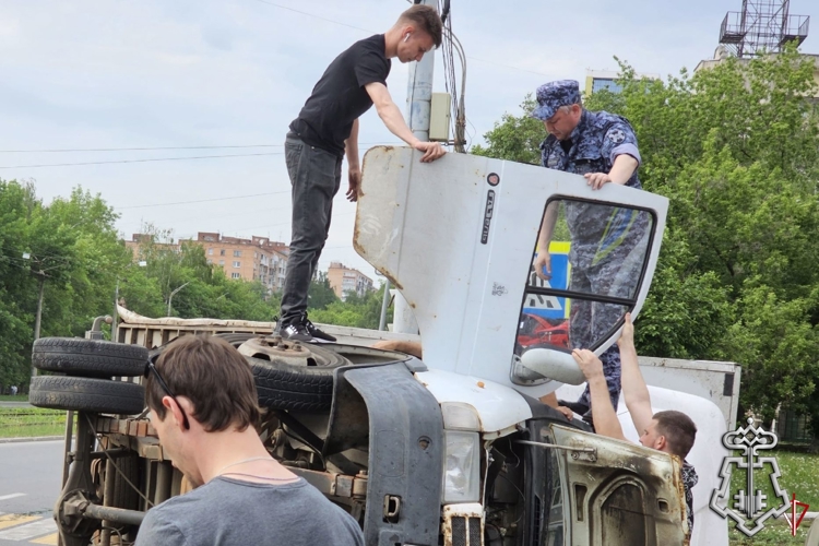 В Удмуртии сотрудник Росгвардии оказал помощь пострадавшему в ДТП водителю