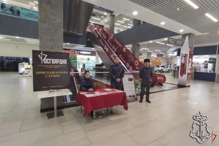 В торговом центре Ижевска начал работать мобильный пункт приема на службу в Росгвардию
