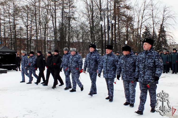 В Удмуртии руководство Управления Росгвардии приняло участие в возложении цветов в честь Дня защитника Отечества