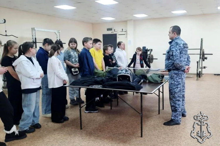 В Удмуртии сотрудники вневедомственной охраны Росгвардии провели для школьников День открытых дверей