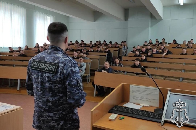 В Ижевске в рамках акции «Дни Росгвардии» сотрудники вневедомственной охраны проводят встречи со студентами