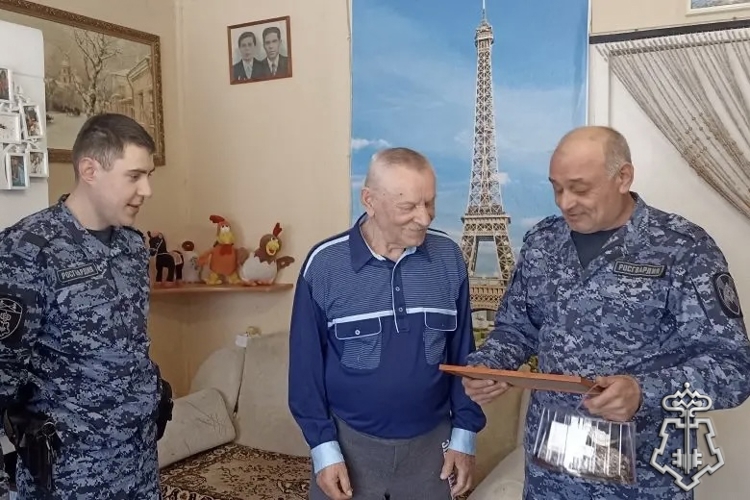 В Удмуртии росгвардейцы навестили ветерана войск правопорядка, пережившего заточение в «Лагере смерти»
