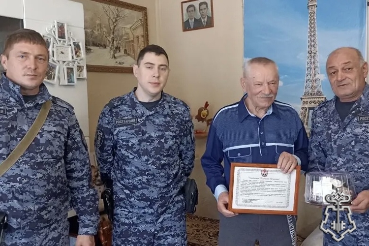 В Удмуртии росгвардейцы навестили ветерана войск правопорядка, пережившего заточение в «Лагере смерти»