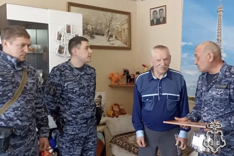 В Удмуртии росгвардейцы навестили ветерана войск правопорядка, пережившего заточение в «Лагере смерти»
