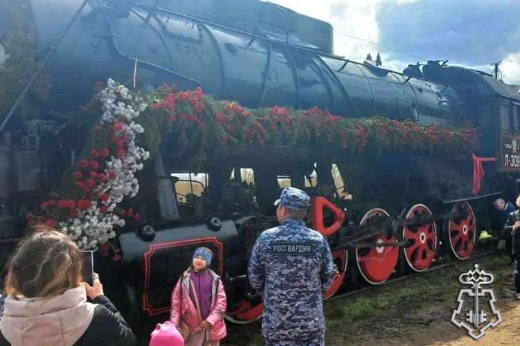 В Удмуртии сотрудники Росгвардии обеспечили безопасность во время прибытия «Поезда Победы» (видео)