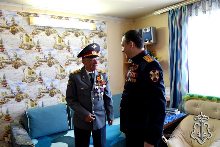 В Удмуртии росгвардейцы поздравили ветерана войск правопорядка майора милиции в отставке с Днем Победы