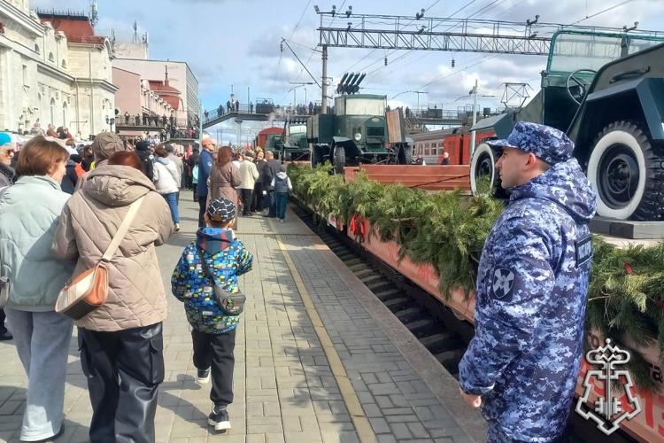 В Удмуртии сотрудники Росгвардии обеспечили безопасность во время прибытия «Поезда Победы» (видео)