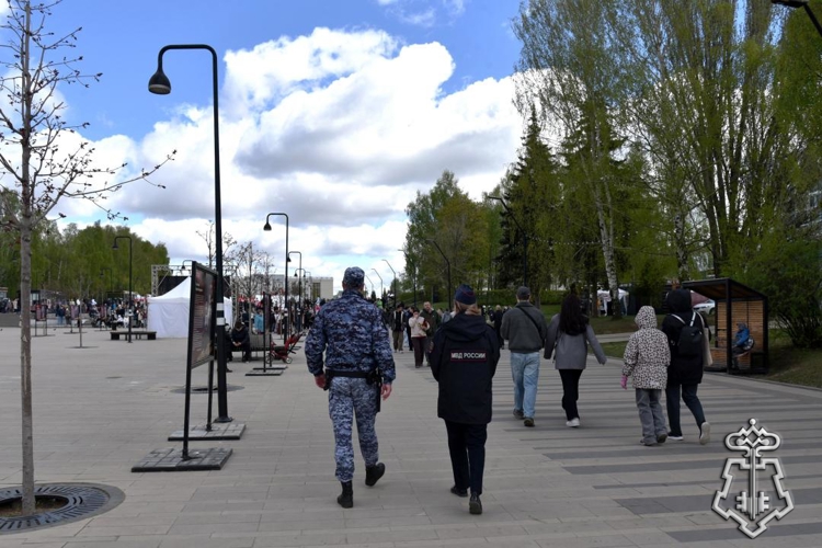 Росгвардейцы приняли участие в обеспечении правопорядка во время празднования Дня Победы в Удмуртии