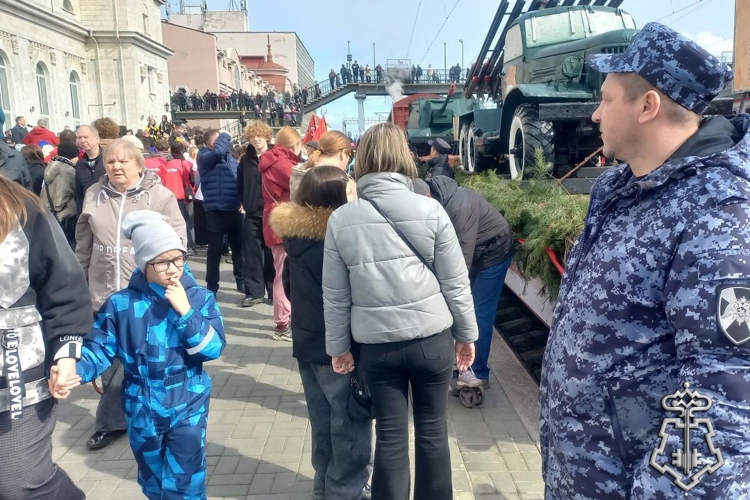 В Удмуртии сотрудники Росгвардии обеспечили безопасность во время прибытия «Поезда Победы» (видео)