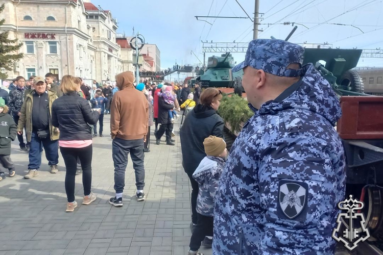 В Удмуртии сотрудники Росгвардии обеспечили безопасность во время прибытия «Поезда Победы» (видео)