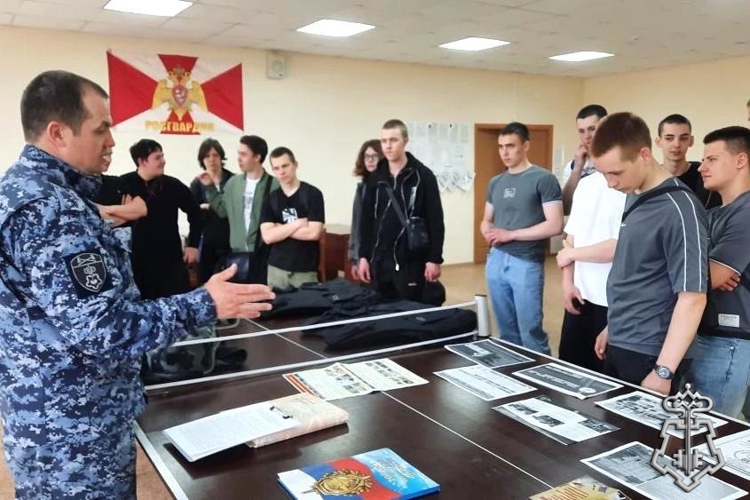 В Удмуртии сотрудники вневедомственной охраны Росгвардии рассказали студентам о своей службе