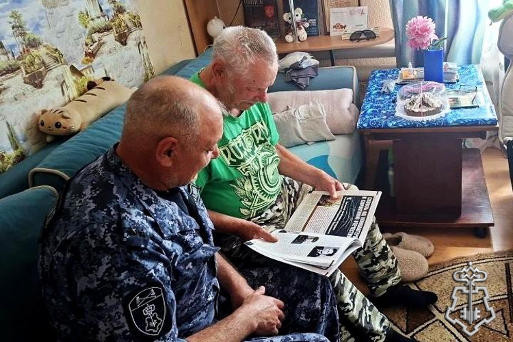 В Удмуртии росгвардейцы подарили ветерану службы журнал, в котором опубликована статья о нем