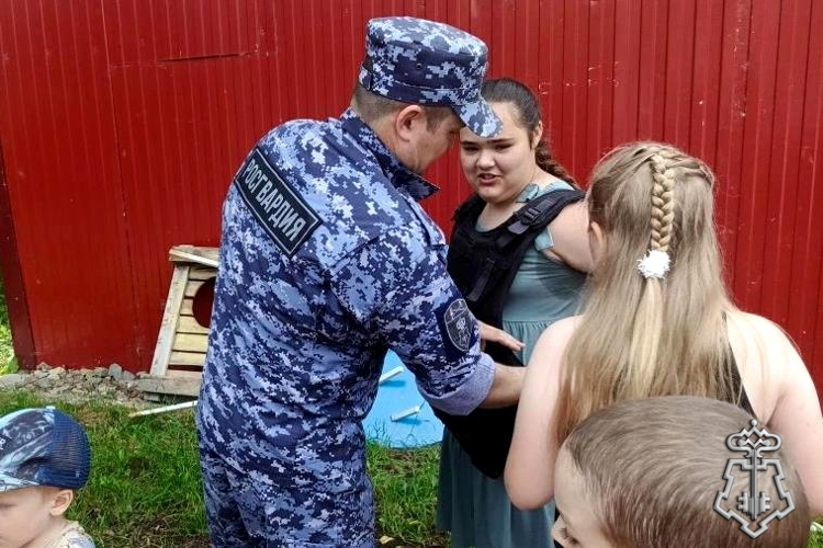  В Удмуртии в рамках акции «Каникулы с Росгвардией» школьники познакомились с работой вневедомственной охраны