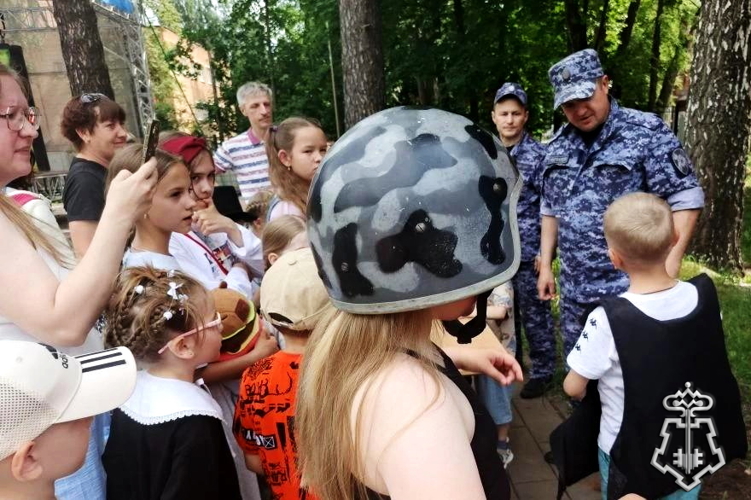  В Удмуртии в рамках акции «Каникулы с Росгвардией» школьники познакомились с работой вневедомственной охраны