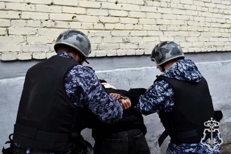 В Удмуртии росгвардейцы задержали находящегося в федеральном розыске мужчину