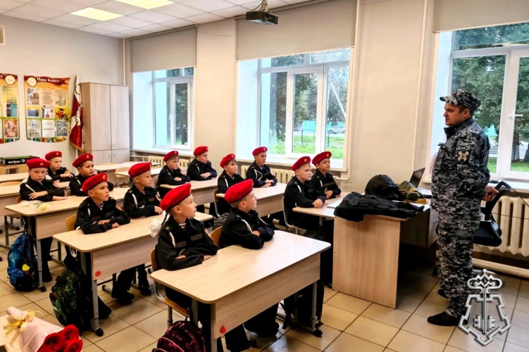 В Удмуртии росгвардейцы проводят уроки мужества для школьников