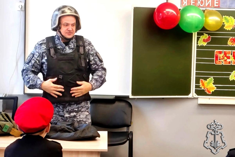 В Удмуртии росгвардейцы проводят уроки мужества для школьников