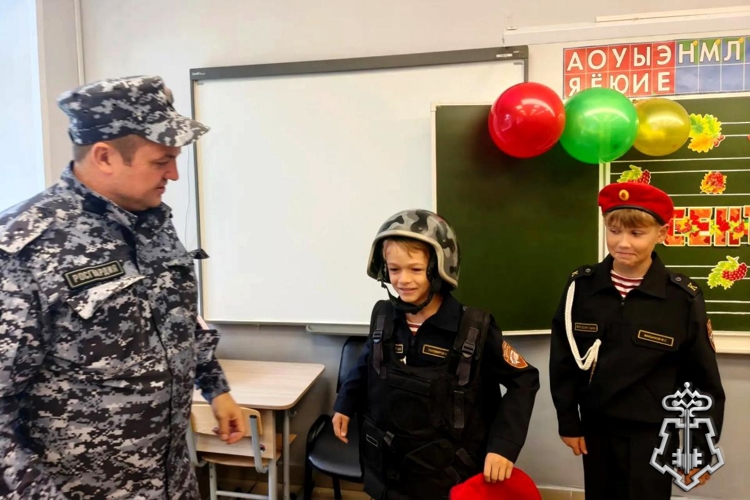 В Удмуртии росгвардейцы проводят уроки мужества для школьников