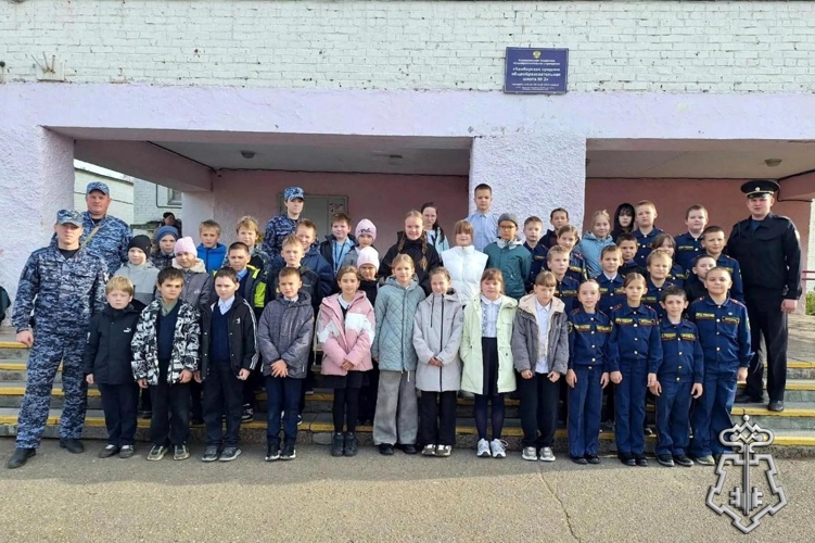 В Удмуртии в рамках акции «Дни Росгвардии» сотрудники вневедомственной охраны провели урок мужества для школьников